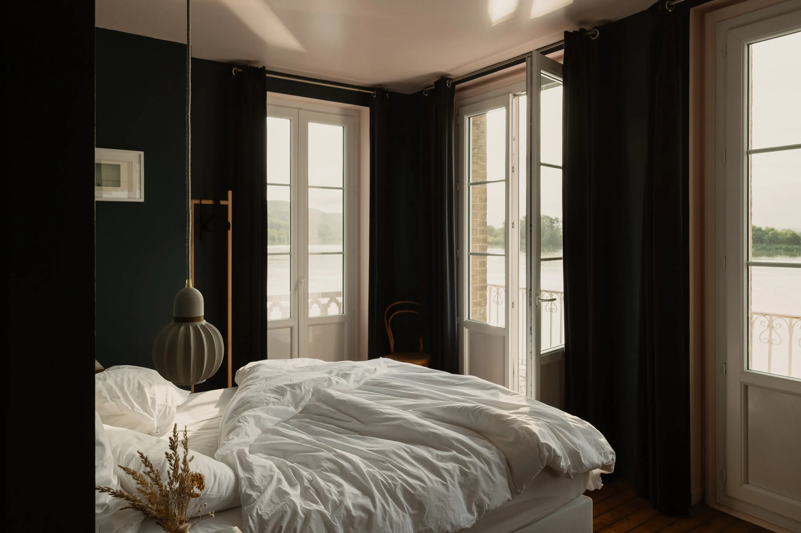 L'Amour — Un nid douillet qui surplombe la Seine.