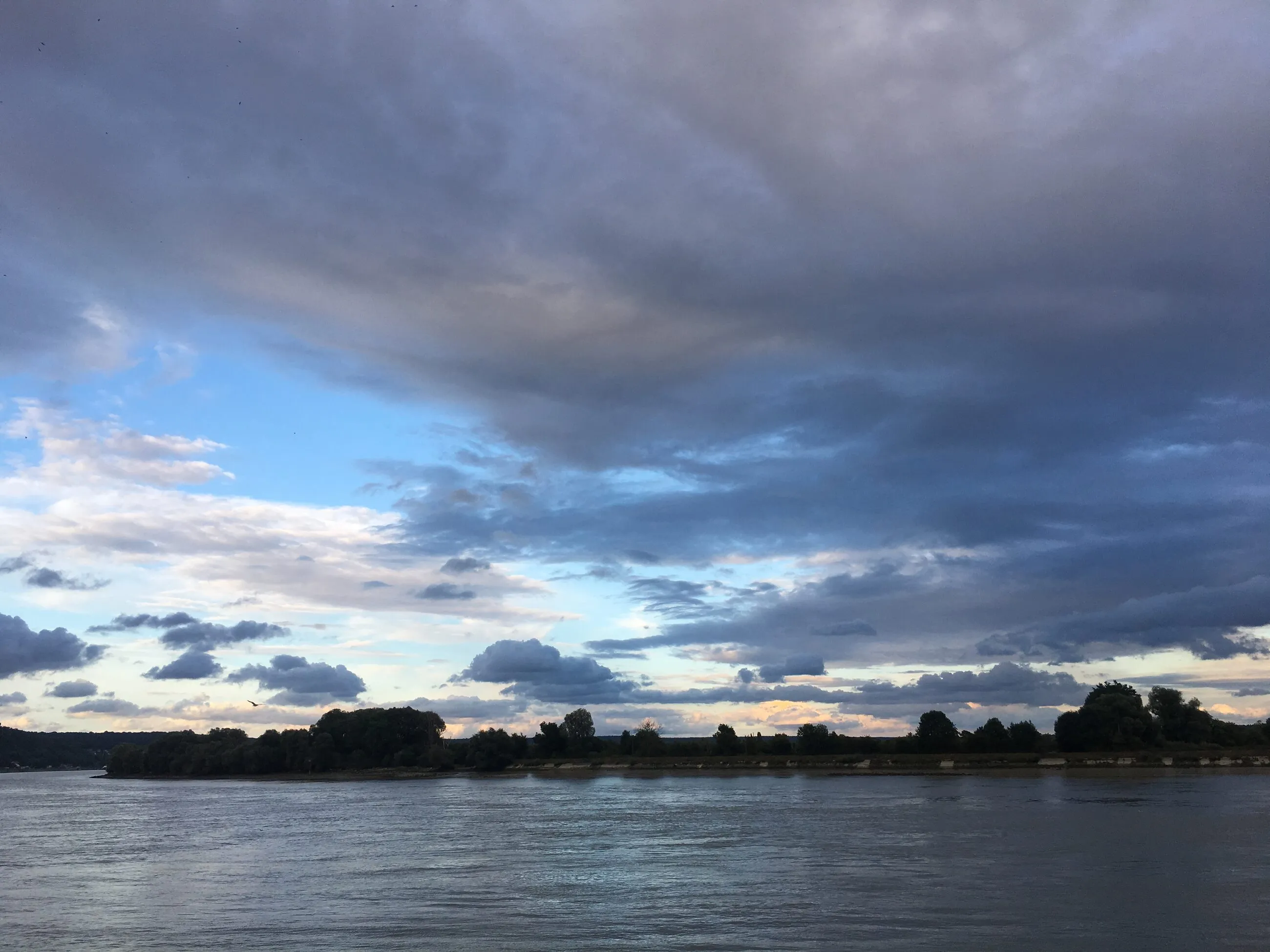 Le ciel du crépuscule s'étire au-dessus de la Seine