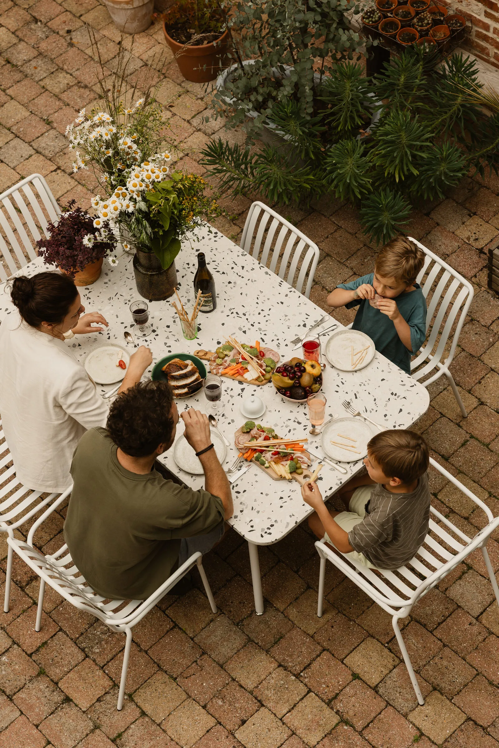 Une table dressée dans la cour, en terrasse au bord de la Seine