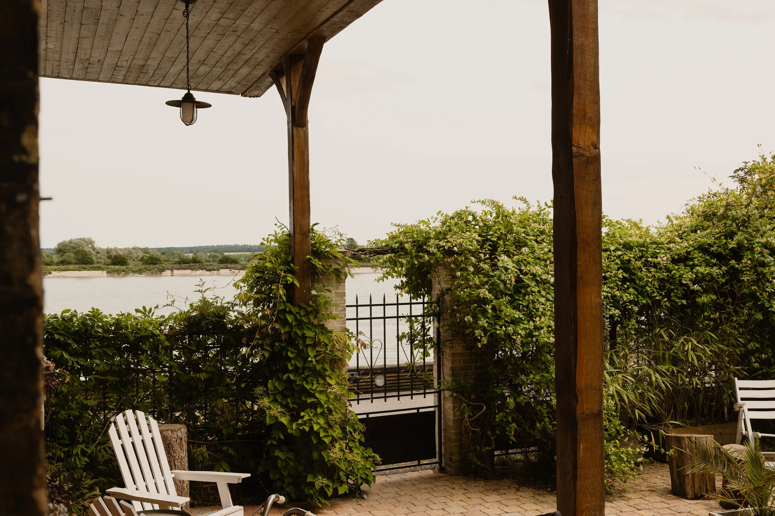 La terrasse fleurie de roses ouvre sur la Seine